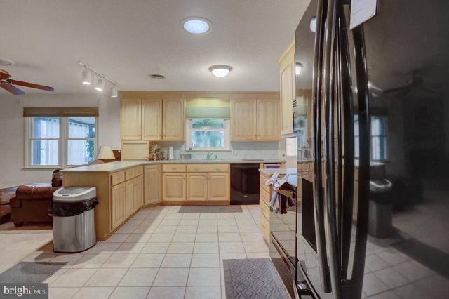 218 MEADOW LN, Chambersburg, PA 17202