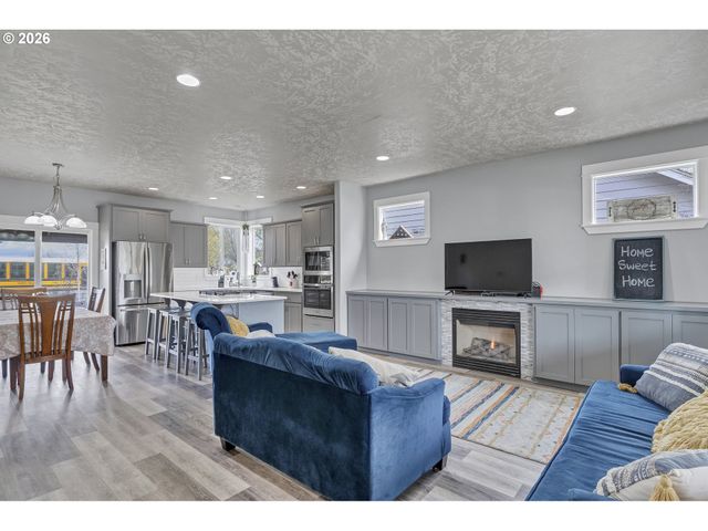 905 PINTAIL St, Silverton, OR 97381