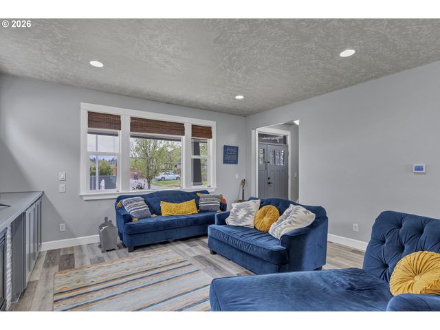 905 PINTAIL St, Silverton, OR 97381
