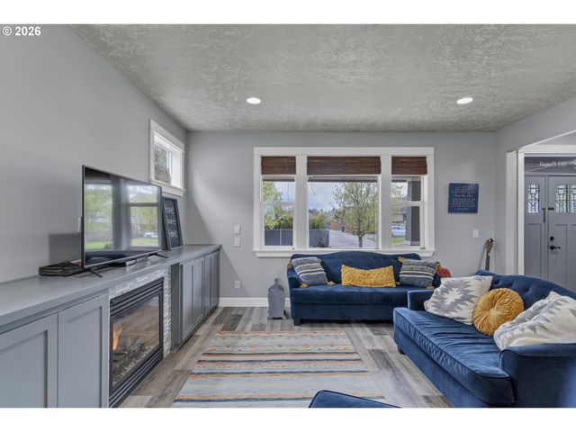 905 PINTAIL St, Silverton, OR 97381