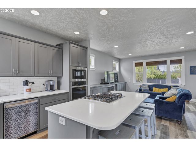905 PINTAIL St, Silverton, OR 97381