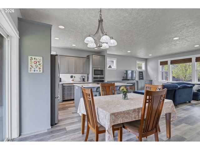 905 PINTAIL St, Silverton, OR 97381