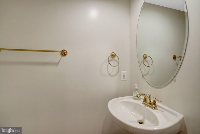 1210 ROUNDHOUSE LN, Alexandria, VA 22314