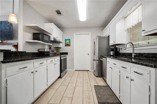 2556 Meadowview Drive, Mobile, AL 36695
