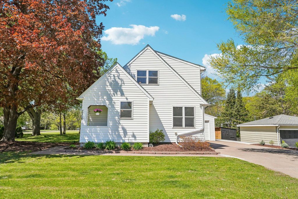 7710 Groveland Road, Mounds View, MN 55112