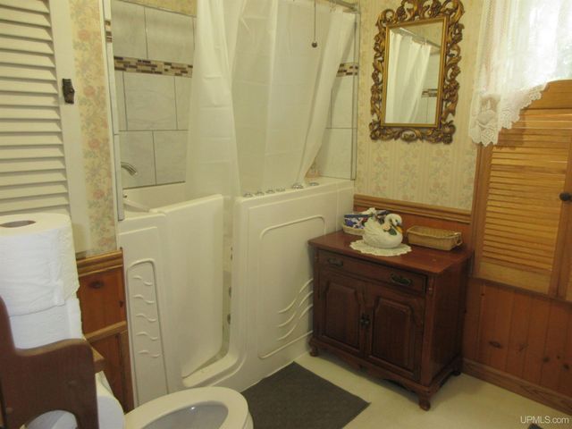 902 Putnam Street, Wakefield, MI 49968