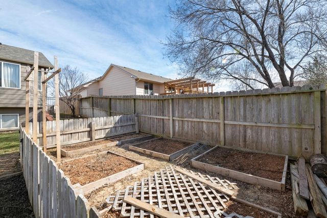 8305 E Old Mill St, Wichita, KS 67226