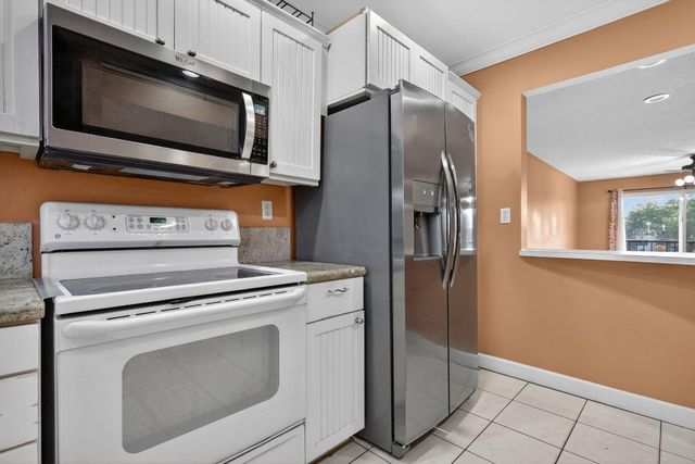 9410 N Hollybrook Lake Drive 303, Pembroke Pines, FL 33025