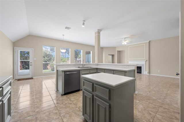 11 Crestview Trail, Houston, TX 77082
