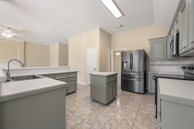 11 Crestview Trail, Houston, TX 77082