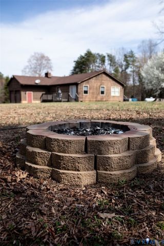 111 Poplar Hill Dr, Farmville, VA 23901