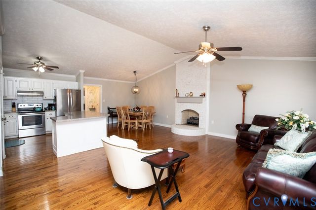 111 Poplar Hill Dr, Farmville, VA 23901