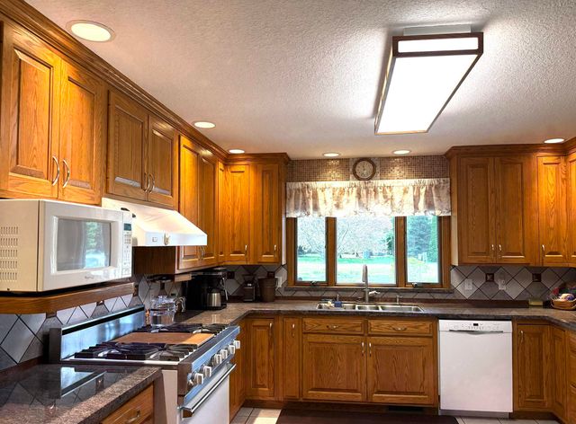 2145 E Wheeler Road, Bay City, MI 48706