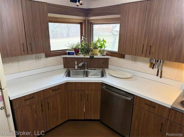 1802 N Elba Road, Oregon Township, MI 48446