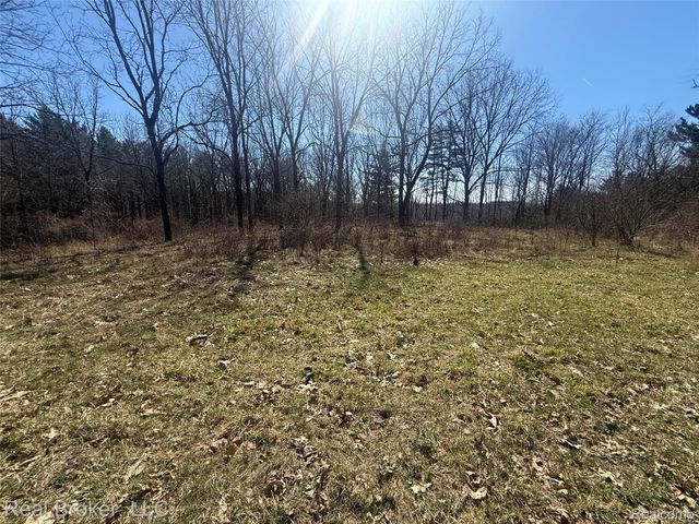 1802 N Elba Road, Oregon Township, MI 48446