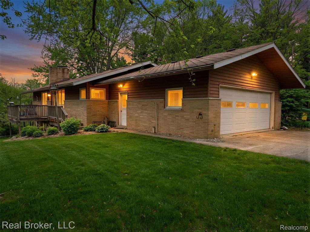 1802 N Elba Road, Oregon Township, MI 48446