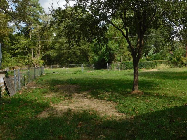 221 E Yell Street, Livingston, TX 77351