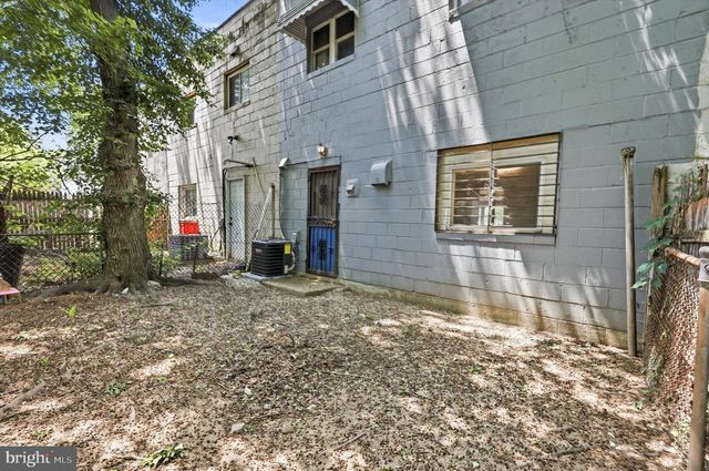 2424 ARNOLD ST, Camden, NJ 08104