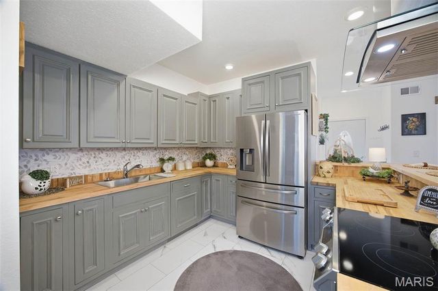 1208 Main Street, Highland, IL 62249