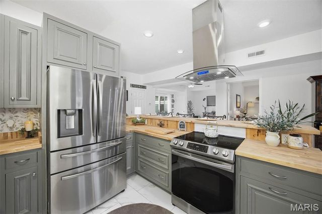 1208 Main Street, Highland, IL 62249