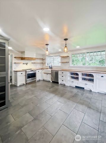 182 State Route 105, Raymond, WA 98577
