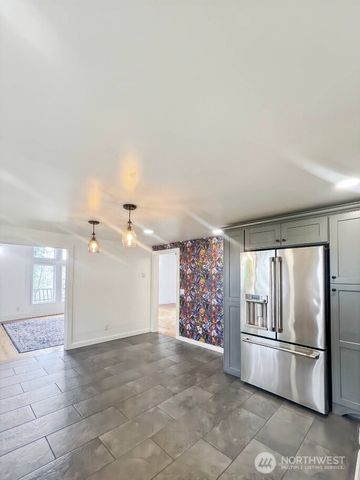 182 State Route 105, Raymond, WA 98577