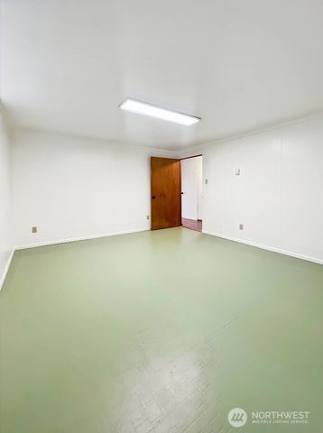 182 State Route 105, Raymond, WA 98577