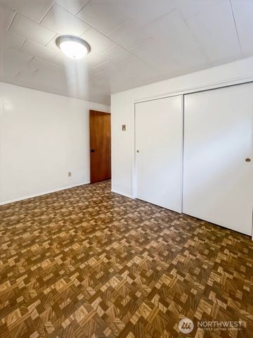 182 State Route 105, Raymond, WA 98577