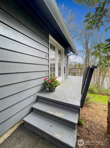 182 State Route 105, Raymond, WA 98577