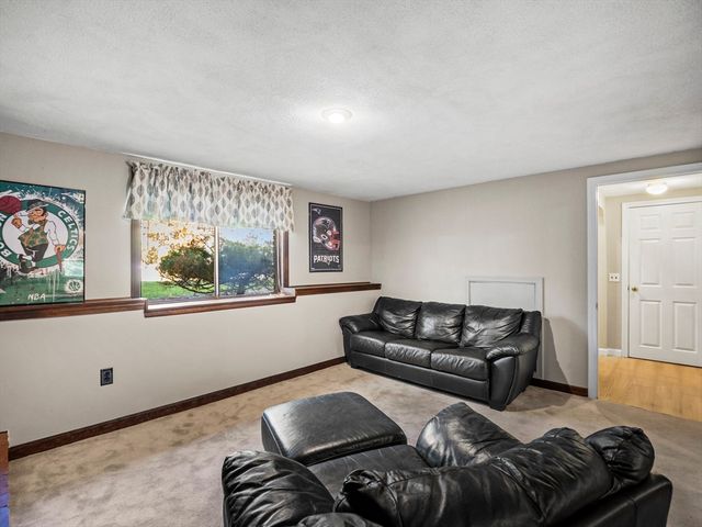 29 East St, Pepperell, MA 01463