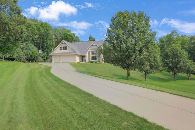 W270N2468 Orchard LANE, Pewaukee, WI 53072