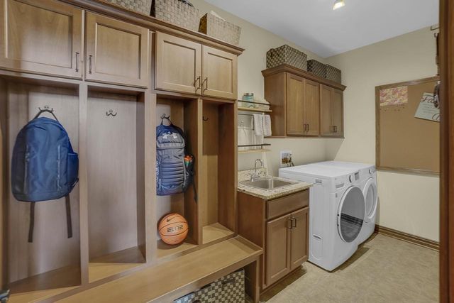 W270N2468 Orchard LANE, Pewaukee, WI 53072