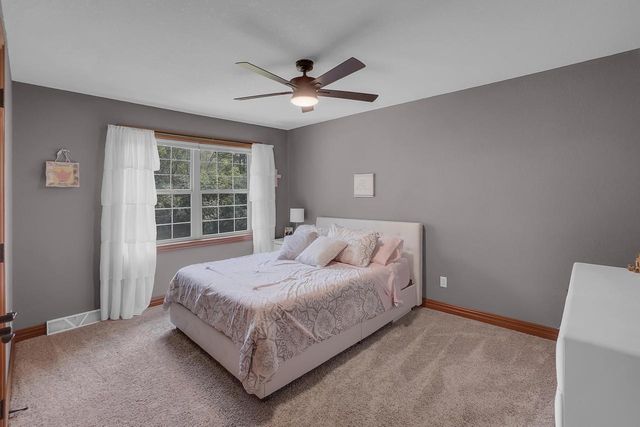 W270N2468 Orchard LANE, Pewaukee, WI 53072