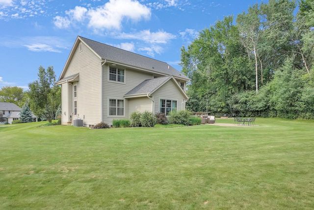W270N2468 Orchard LANE, Pewaukee, WI 53072