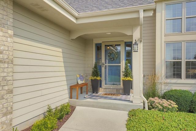 W270N2468 Orchard LANE, Pewaukee, WI 53072