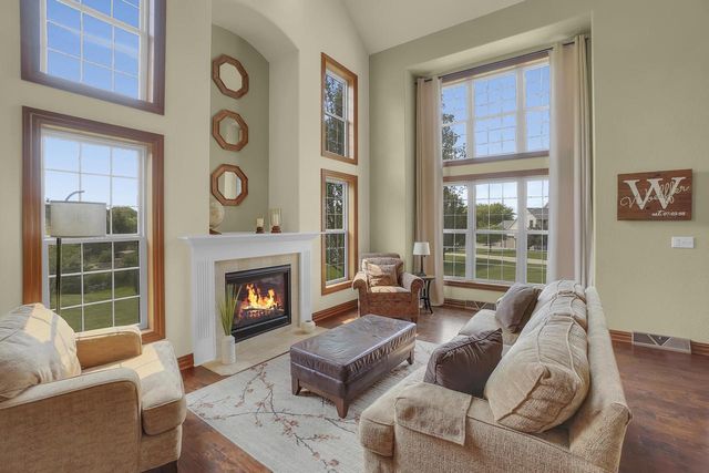 W270N2468 Orchard LANE, Pewaukee, WI 53072