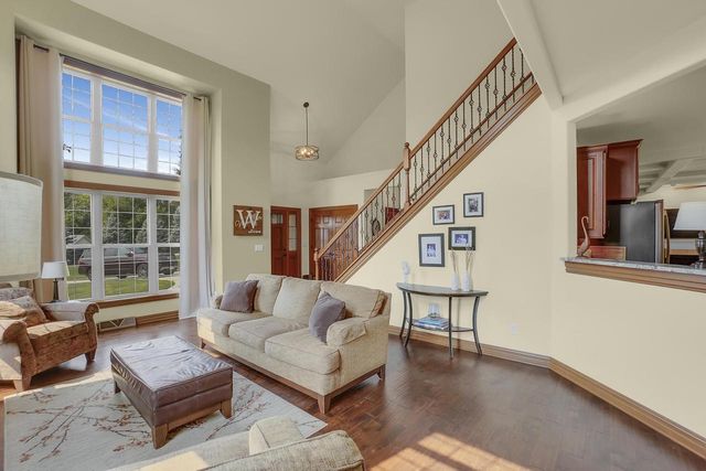 W270N2468 Orchard LANE, Pewaukee, WI 53072