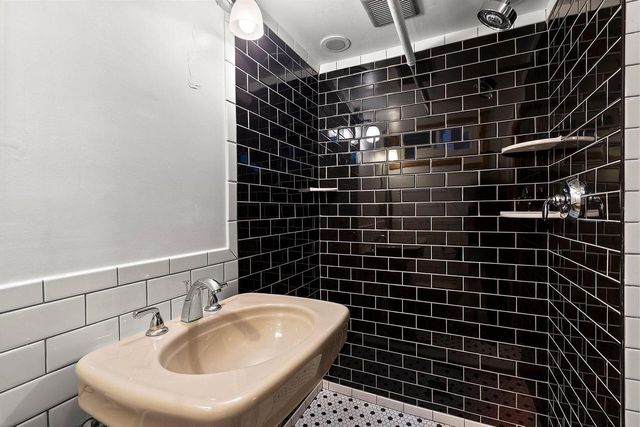 1407 Michigan AVENUE, Manitowoc, WI 54220