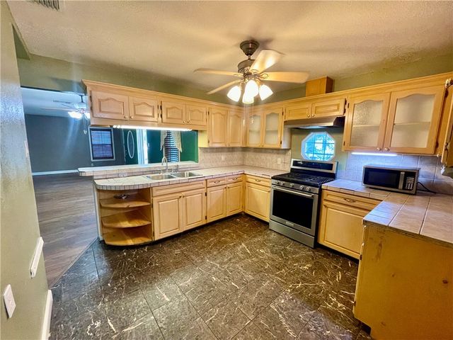 1242 Cambridge Dr, Corpus Christi, TX 78404