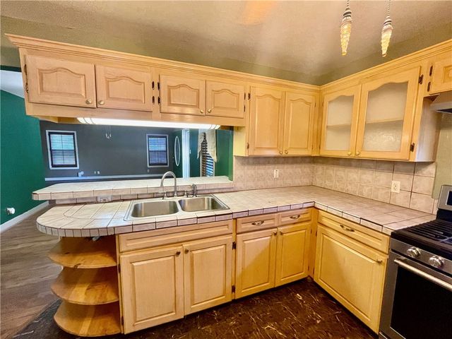 1242 Cambridge Dr, Corpus Christi, TX 78404