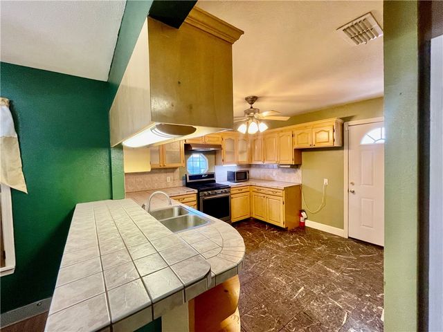 1242 Cambridge Dr, Corpus Christi, TX 78404