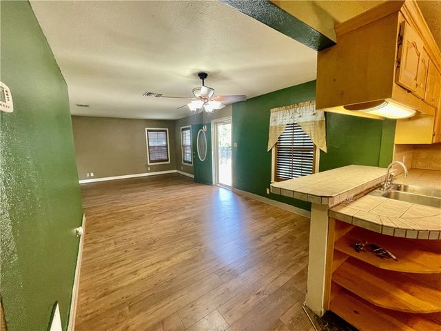 1242 Cambridge Dr, Corpus Christi, TX 78404