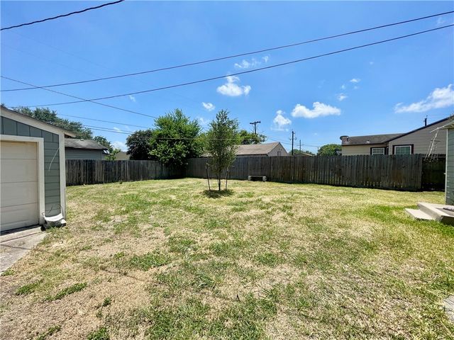 1242 Cambridge Dr, Corpus Christi, TX 78404