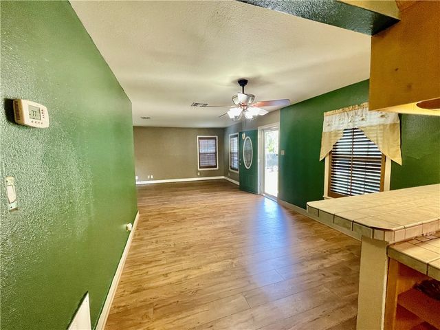 1242 Cambridge Dr, Corpus Christi, TX 78404
