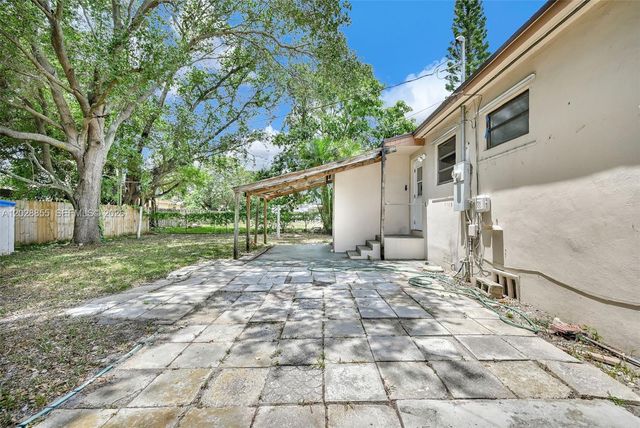 130 NE 171st Ter, Miami, FL 33162