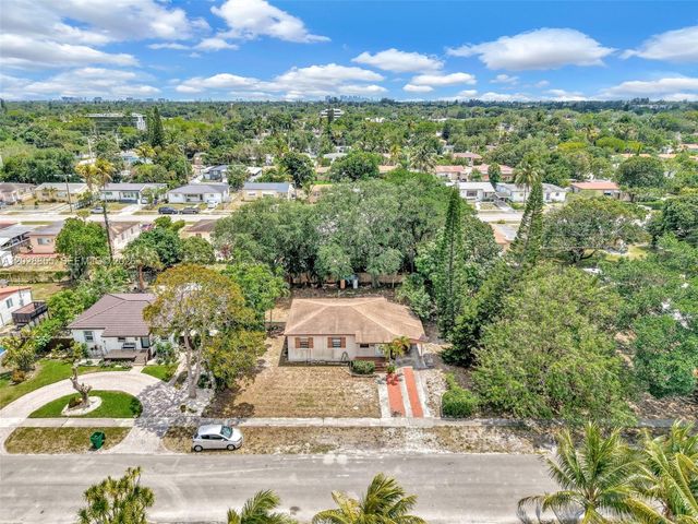 130 NE 171st Ter, Miami, FL 33162