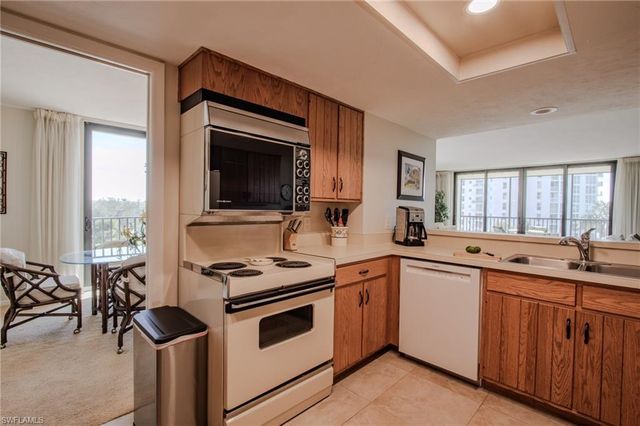 10851 Gulf Shore DR # 301, Naples, FL 34108