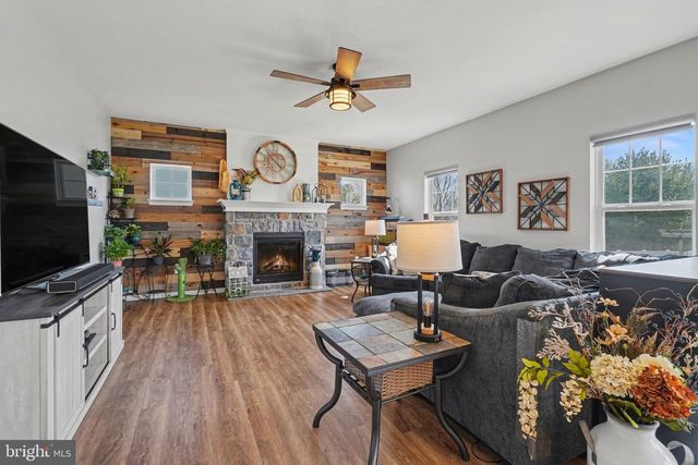 7 WAVERLY LN, Carlisle, PA 17015