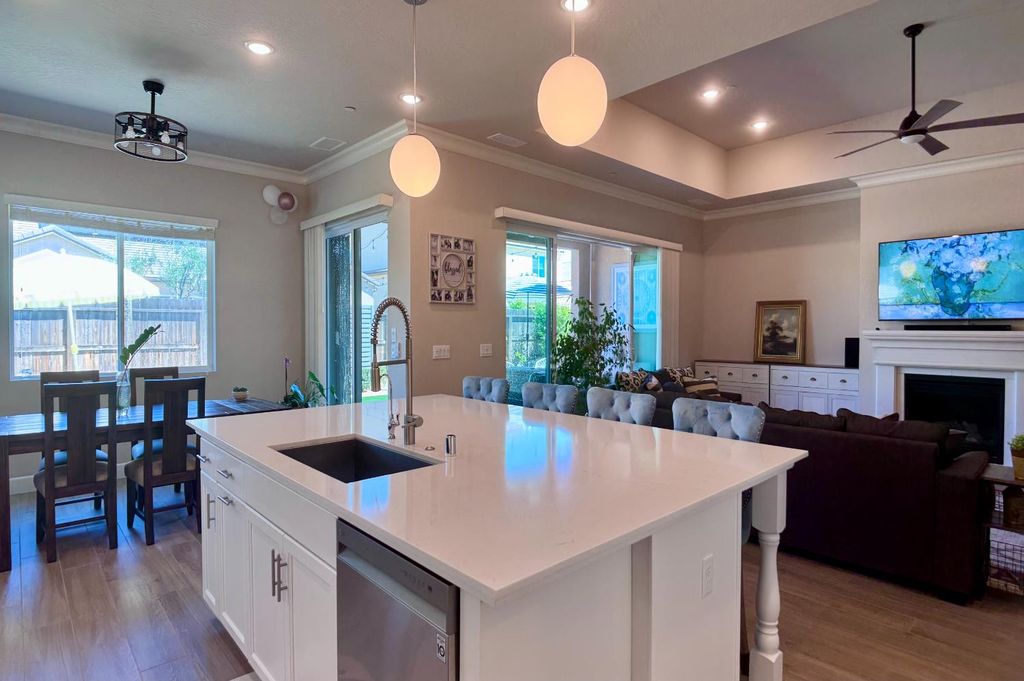 Image 10 of property listing at 445 Bloom Lane, Clovis, CA 93619