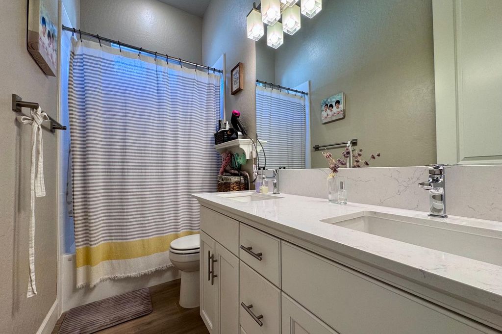 Image 15 of property listing at 445 Bloom Lane, Clovis, CA 93619